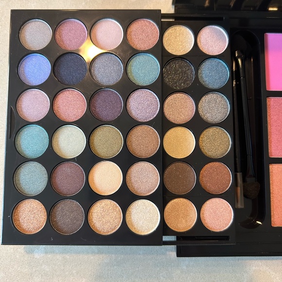 New Avon Ultimate Mega Palette lip gloss eye shadow blush - Picture 5 of 8